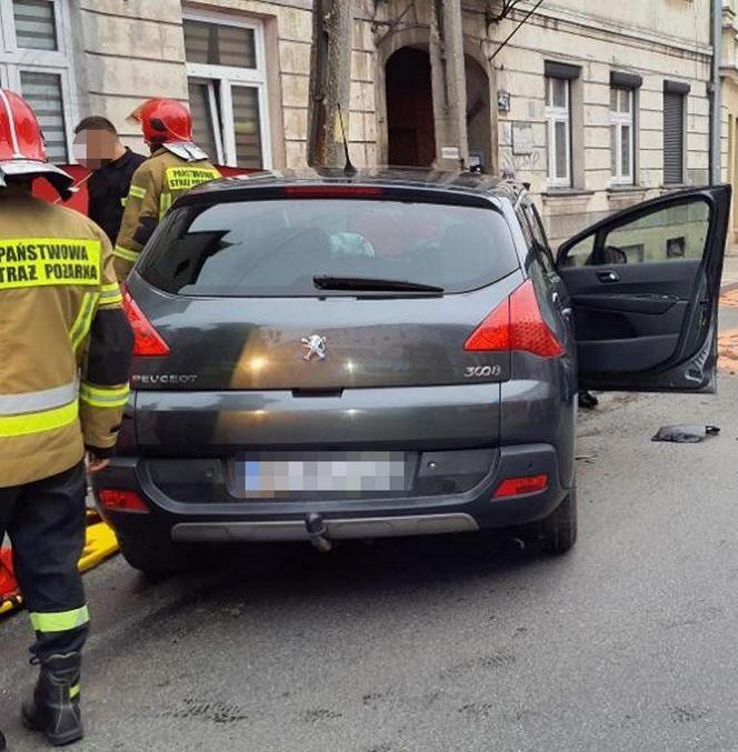 Śmiertelny wypadek w Piotrkowie Trybunalskim. Nie żyje kierowca peugeota [ZDJĘCIA].