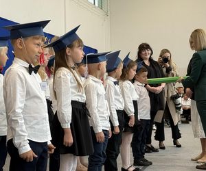 Pierwsza Dama uczciła z uczniami 100 lat od nadania imienia Stefana Batorego Szkole Podstawowej w Liwie