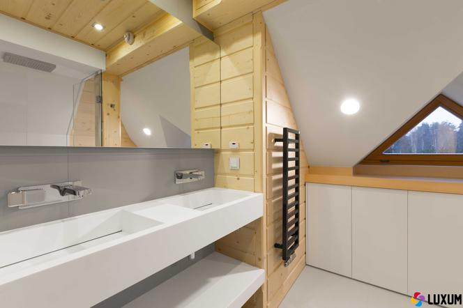 Łazienka w domu z bali drewnianych