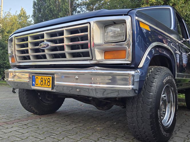 Motoryzacyjne legendy pod Torbydem. "Bydgoskie Klasyki Nocą" znów przyciągnęły tłumy