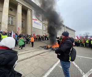 Protest rolników we Wrocławiu. Strajk wymyka się spod kontroli. Urząd Wojewódzki obrzucany jajkami