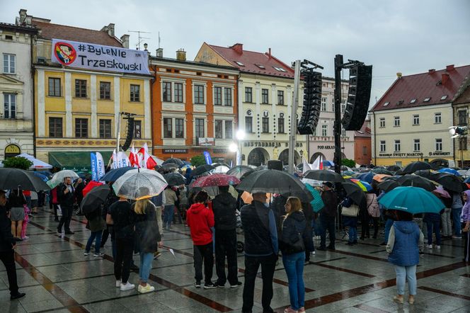 Zorro skradł show Trzaskowskiemu podczas wiecu w Tarnowie. Walczył szpadą i transparentem