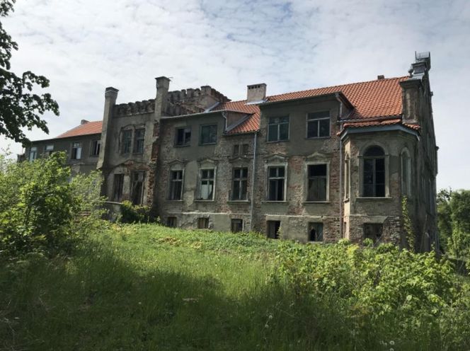 Ta wieś na Mazurach „pamięta” średniowiecze. Z tamtejszym dworem wiąże się zaskakująca legenda