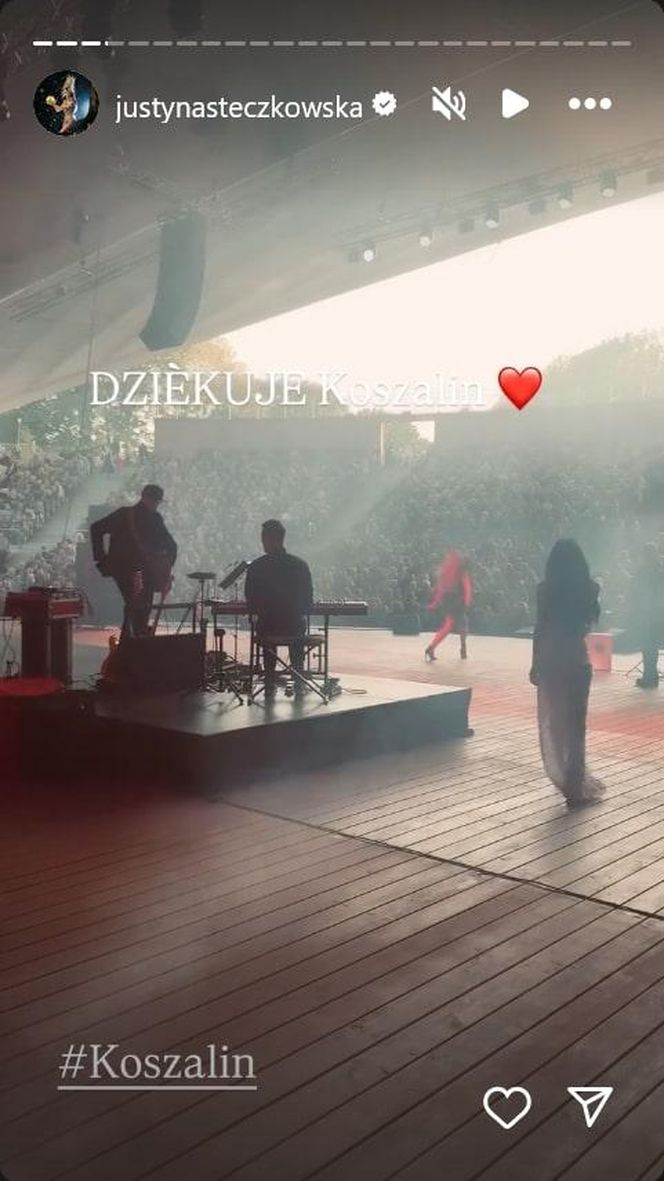 Justyna Steczkowska niczym papież! Gwiazda wyciąga rękę do fanów ze swojego jusiamobile