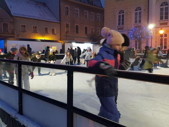 Tłumy na otwarciu lodowiska we Wschowie