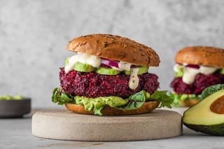 Burgery z buraka. Obłędny kolor i mnóstwo smaku, a przepis prosty jak barszcz