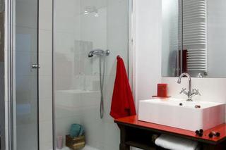 Kryształowy żyrandol w biało-czerwonej łazience