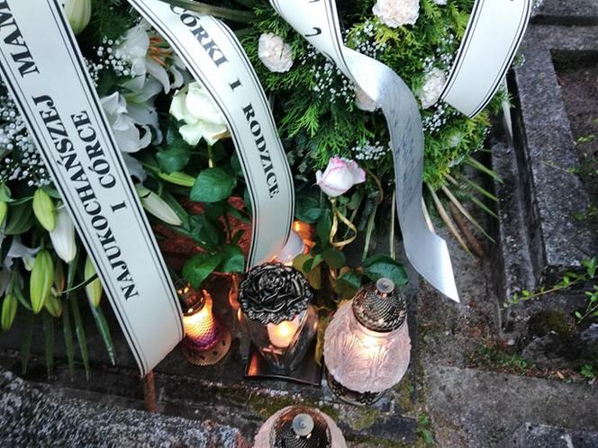 Tragedia w Salisbury. Zamordowane kobiety pochowane w Tarnowie. Grobu nie widać spod kwiatów