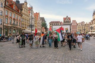 Głośny protest na Rynku we Wrocławiu przeciwko działaniom Izraela.„To nasz moralny obowiązek”