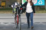 Agnieszka Pomaska na rowerze z dziećmi