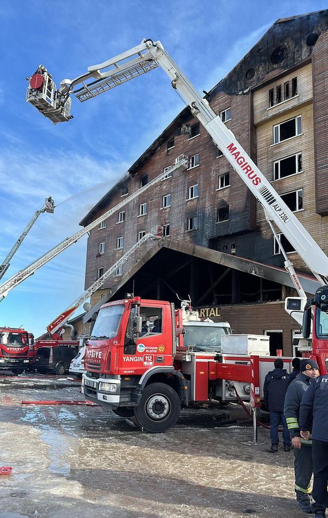 Ogień zmienił ferie w piekło. Hotel spłonął, nie żyje 76 osób. Będzie żałoba narodowa 