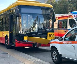 Kierowca autobusu miejskiego gruchnął w latarnię. Ta runęła na kobietę!