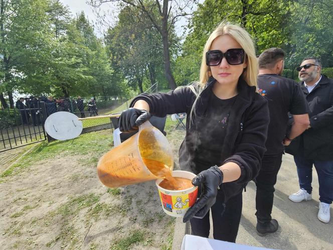 Przyjaciele gotowali zupę Damianówkę na pogrzebie Damiana Sobola