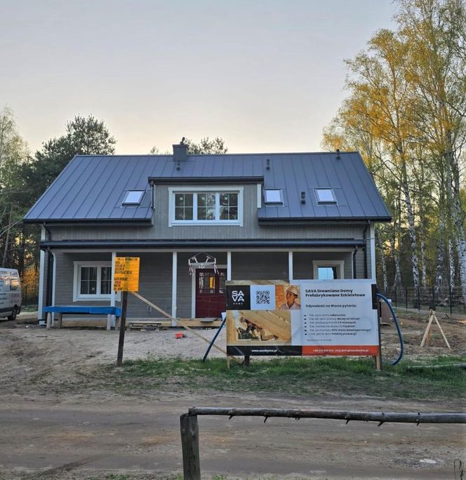 Prefabrykowany dom w Warszawie już z drewnianą okładziną ścian - trwają prace wykończeniowe