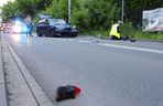 Pruszków. Przed szpitalem wpadł hulajnogą pod BMW. 21-latek w stanie krytycznym