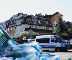 Zniszczenia bloku mieszkalnego po pożarze w Ząbkach