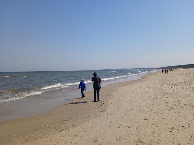 Mieszkańcy korzystają ze słonecznej pogody. Na plaży w Jelitkowie widać już pierwszych spacerowiczów!