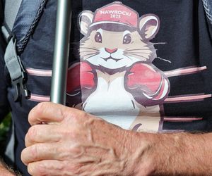 Banery na powitanie Nawrockiego 