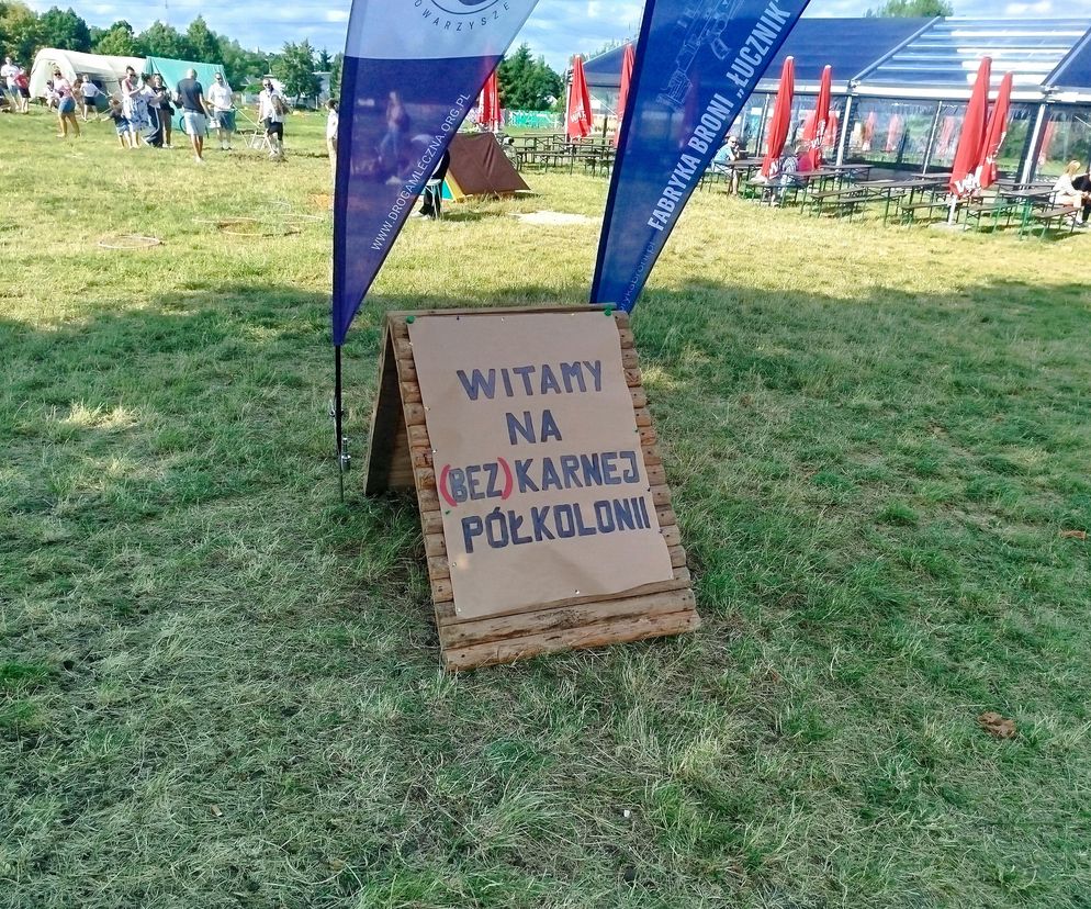 Skoki przez skakankę, gra w zośke i gumę. Piknik (Bez)karna kolonia odbył się na Borkach 