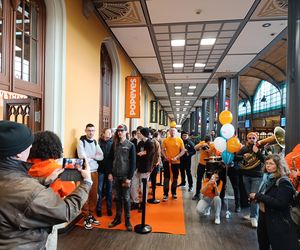 Popeyes na Dworcu Głównym we Wrocławiu otwarty! Spora kolejka, muzyka na żywo i darmowy kurczak