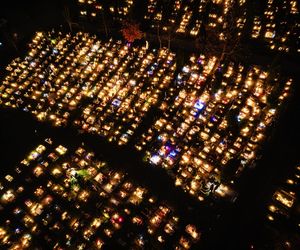 1 listopada na Cmentarzu Łostowickim w Gdańsku. Tak wygląda w dniu Wszystkich Świętych