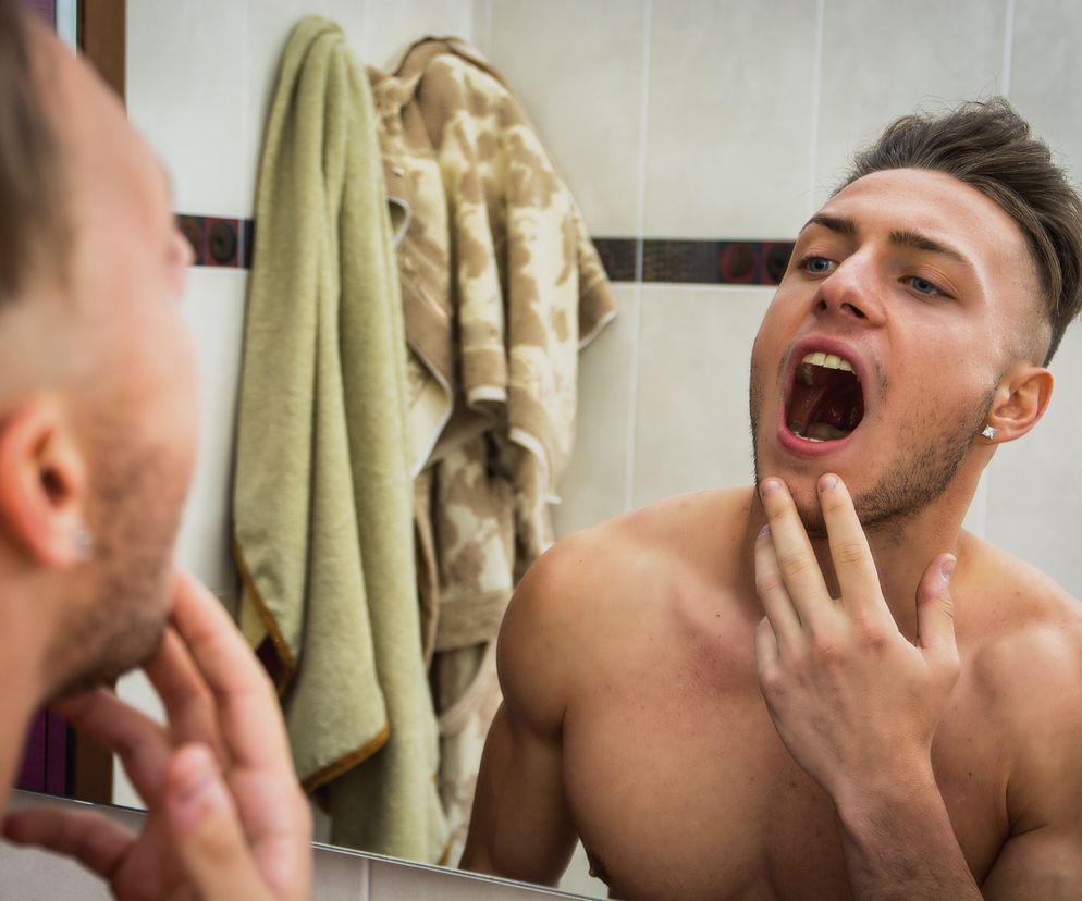 Ważny objaw niedoboru witaminy B12. Dostrzeżesz go na języku