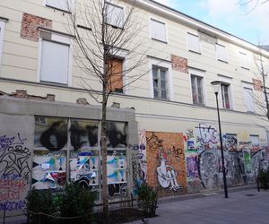 W niektórych miejscach Chmielnej - mimo remontu - nadal straszą jednak graffiti