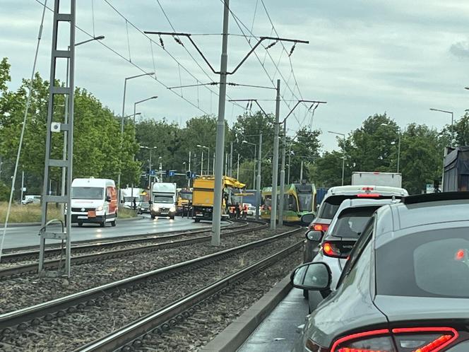 Poznań, ulica Jana Pawła II: samochód w torowisku