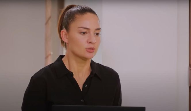 Yildiz wparuje do sypialni Bahar i Kuzeya, by pokazać prawnikowi filmik Alpera.