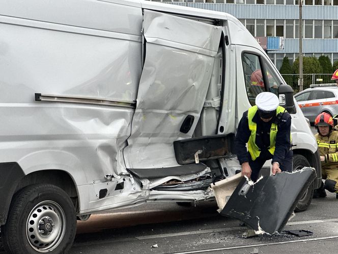 Tramwaj uderzył w busa na Annopolu. Poważny wypadek, motorniczy ranny