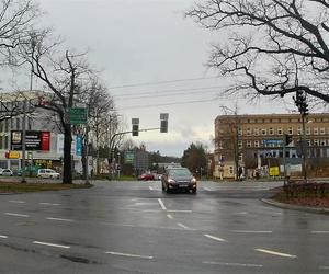 Drogowskaz w centrum Szczecina wskazuje błędne kierunki