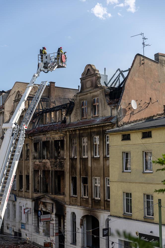 Pożar kamienicy w Poznaniu. Trwają poszukiwania zaginionych strażaków [ZDJĘCIA].