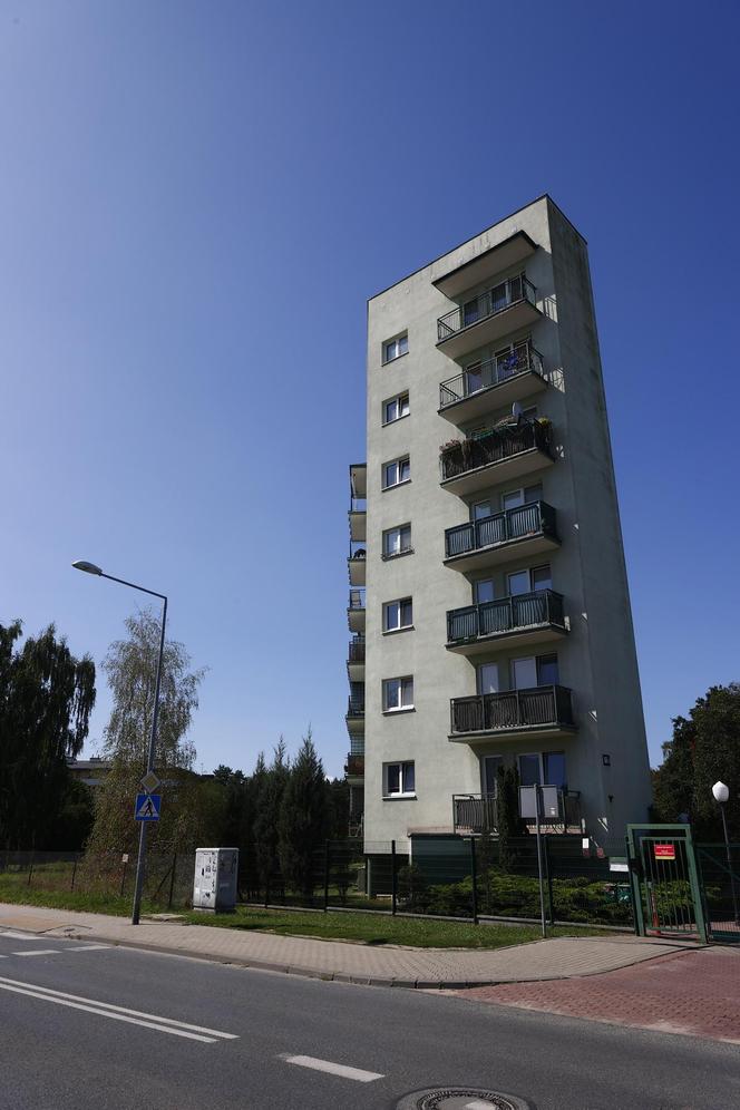 Najwęższy blok w Warszawie stoi na Białołęce. Wygląda jak naleśnik