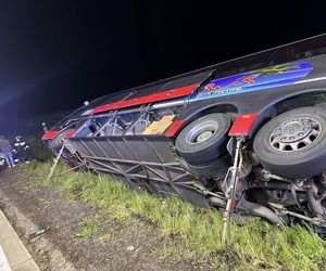 Format: Wypadek autokaru z amerykańskim żołnierzami na A4 pod Jaworem. Jest wielu rannych. Żołnierkę zabrał śmigłowiec [ZDJĘCIA].