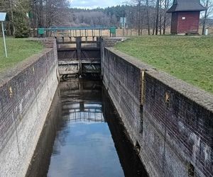 Ta malownicza wieś na Mazurach leży tylko dwie godziny drogi od Olsztyna. Słynie z monumentalnej śluzy