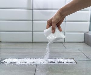 Posyp 5 czubatymi łyżkami zatkany odpływ liniowy pod prysznicem i zalej go wrzątkiem. Udrożnisz rury, a woda będzie spływać jak z wodospadu. Sposób na odetkanie odpływu liniowego