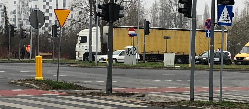Wypadek w Toruniu. Tir zahaczył o pojazd szkoły jazdy