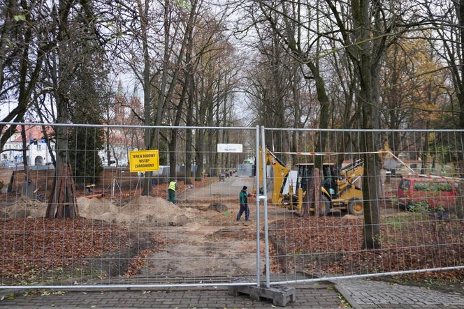 Główne wejście do Parku Planty zagrodzone