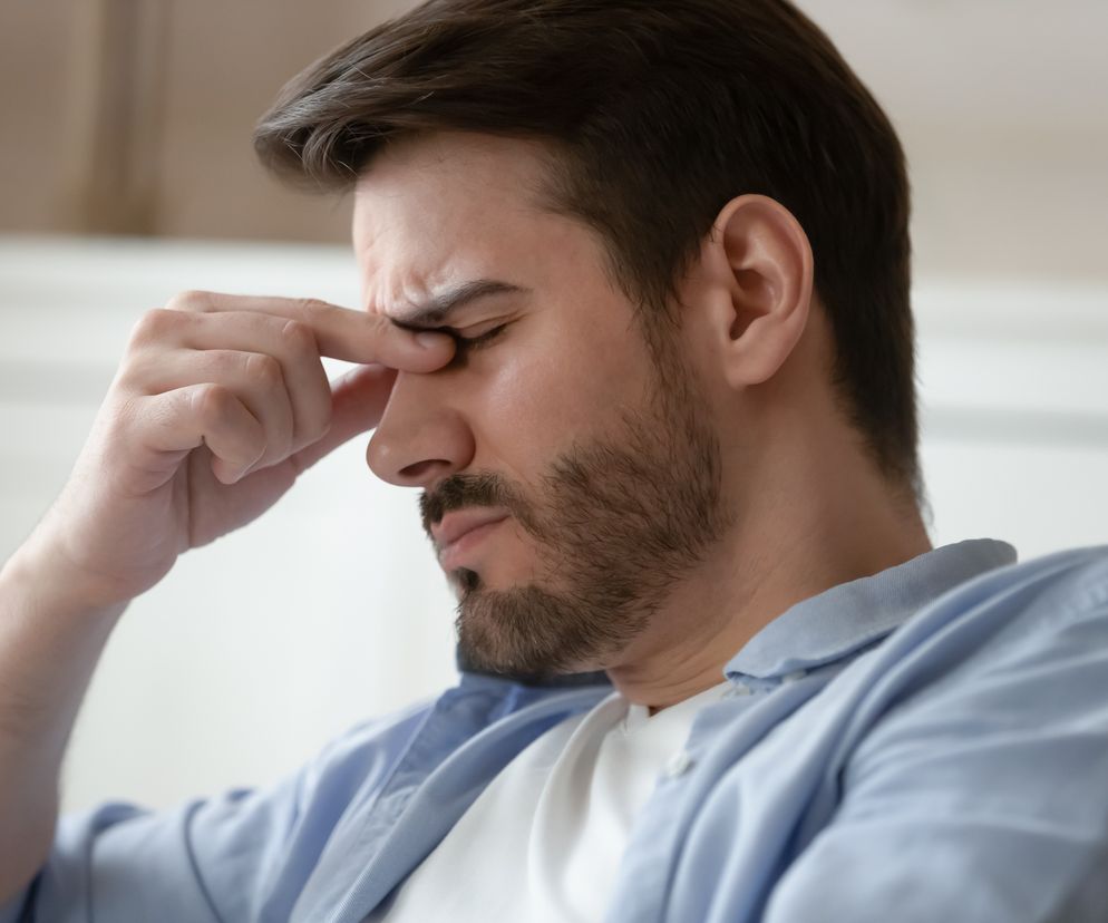 Od kataru po ropień. Jakie są przyczyny bólu nosa?