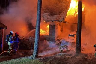 Pożar drewnianego domu pod Legionowem. Jedna osoba poważnie poparzona
