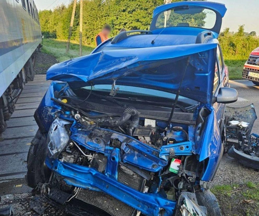 Tragiczny wypadek na Pomorzu. Samochód wbił się w pociąg! Droga zablokowana, trzy osoby ranne