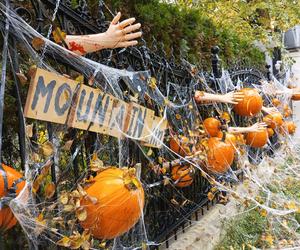 Willa na Jaśkowej Dolinie znów ozdobiona. Tym razem przechodniów zaskakują halloweenowe straszydła!