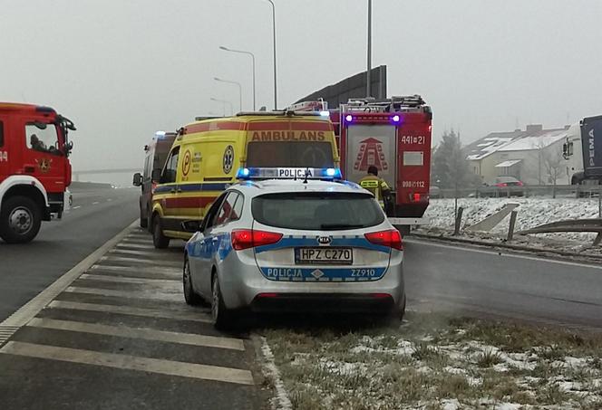 Wyleciał z drogi, huknął w bariery. Strażacy wycinali kierowcę na S8