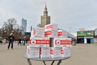 Szturm na darmowe maseczki w Warszawie