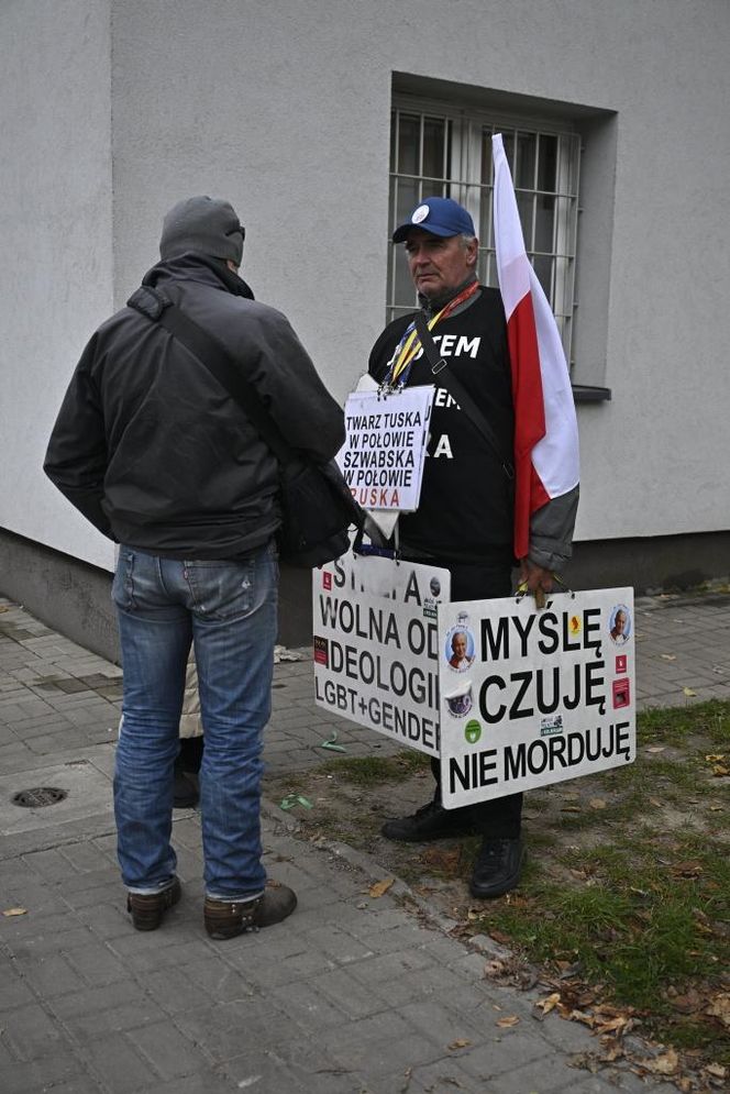 Oczekiwanie na wyjście ks. Michała Olszewskiego na wolność