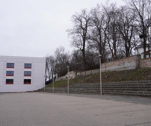 Blok z widokiem na betonowy mur. To prestiżowa inwestycja w Białymstoku