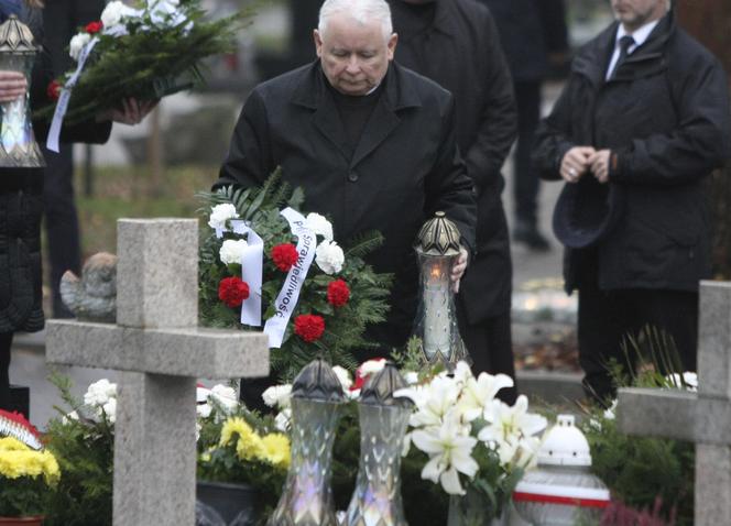 Obchody miesięcznicy. Jarosław Kaczyński na cmentarzu