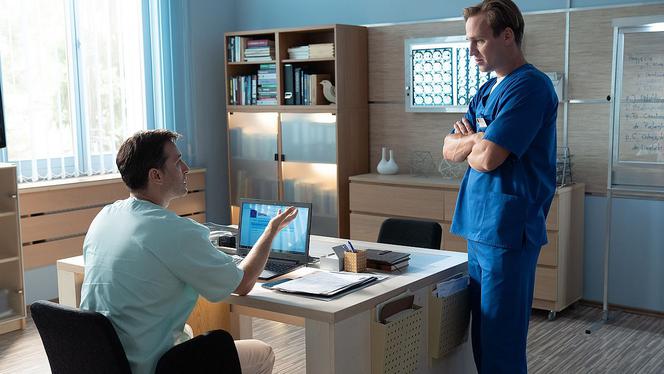 Na dobre i na złe odc. 718. Michał Wilczewski (Mateusz Janicki), Marcin Molenda (Filip Bobek)