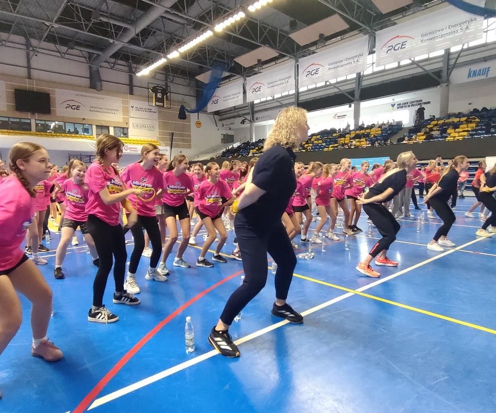 Wyjątkowa lekcja wf-u w Bełchatowie. Gwiazdy olimpiady odwiedziły młode bełchatowianki