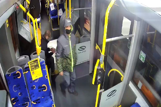 Katowice: Policja szuka mężczyzny, który onanizował się w miejskim autobusie. Robił to na oczach nieletniej dziewczyny [ZDJĘCIA]